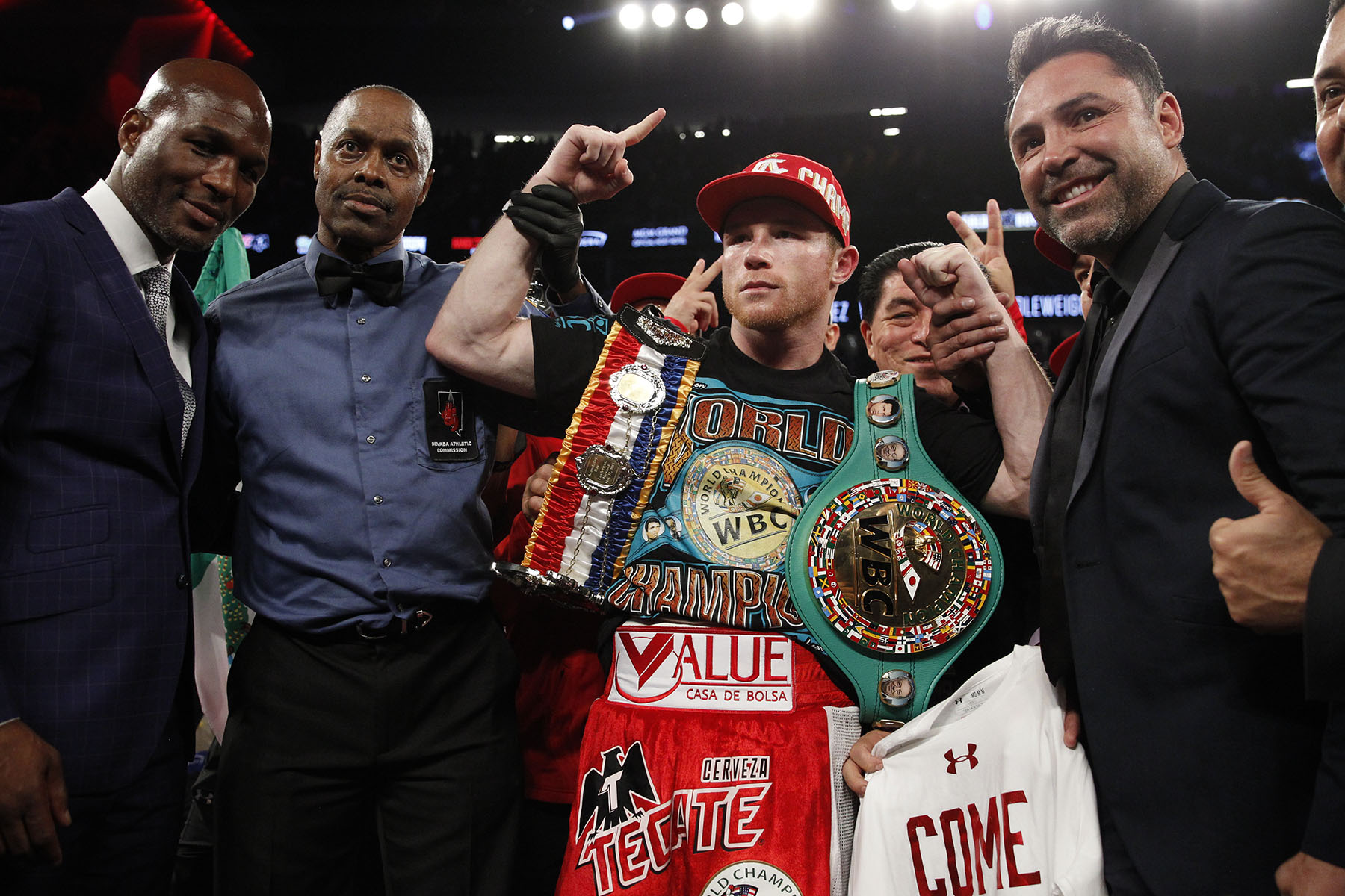 In Brutally, Scary KO, Alvarez, Retains His WBC Middleweight Title